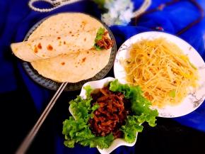 有层次切香软的饼，配着浓浓酱香的肉丝，再来一份超爱的酸辣土豆丝，好吃，不贵