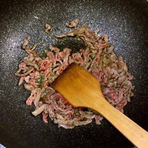 油热后倒入腌制好的肉丝，炒到变色后加入葱丝