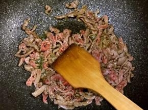 油热后倒入腌制好的肉丝，炒到变色后加入葱丝