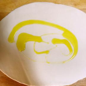 倒入适量食用油