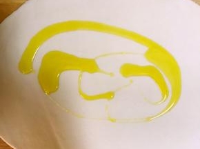 倒入适量食用油