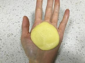 取25g面团，搓圆按扁