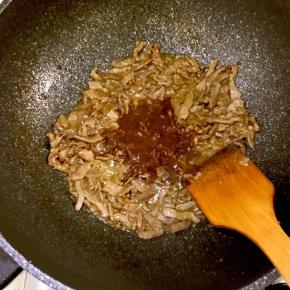 九分熟时，加入酱翻炒均匀装盘即可