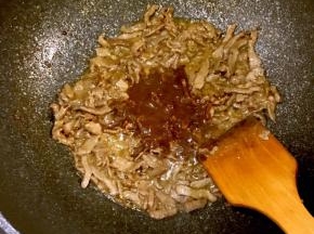九分熟时，加入酱翻炒均匀装盘即可