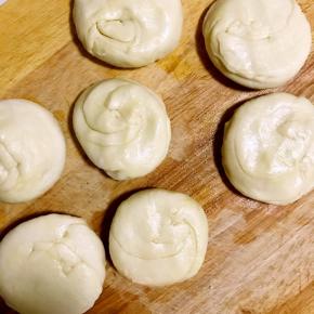 两端捏起，按压成饼