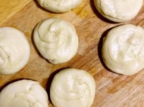 两端捏起，按压成饼