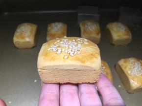 表面金黄，取出放温热就可以脱模了，很萌很Q的一个一个的肉松方酥哦