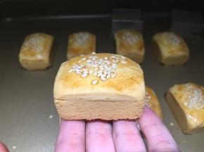 表面金黄，取出放温热就可以脱模了，很萌很Q的一个一个的肉松方酥哦