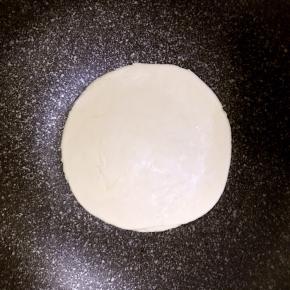 放入不粘锅锅中，小火烙