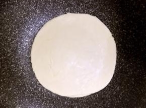 放入不粘锅锅中，小火烙