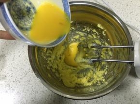 分两次加入全蛋液打发，第一次加入以后要打发到蛋液与黄油完全混合再加入下一次蛋液继续打发