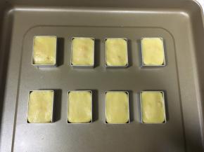 然后放入模具中，按平