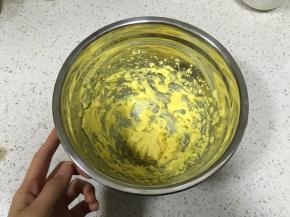 打发好的黄油呈蓬松羽毛状态