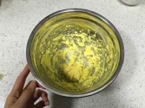 打发好的黄油呈蓬松羽毛状态
