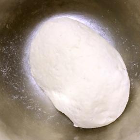 稍凉一些用手揉成团，盖盖子醒30分钟