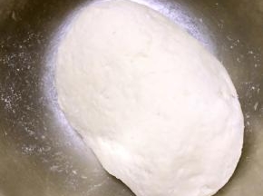 稍凉一些用手揉成团，盖盖子醒30分钟