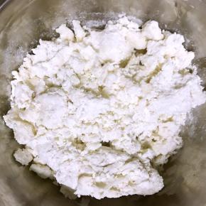 先说饼的制作方法，面粉中加入开水用筷子搅拌