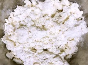 先说饼的制作方法，面粉中加入开水用筷子搅拌