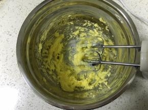 黄油切丁，室温软化以后，用打蛋器先打散一下，分两次加入糖粉打发完全均匀