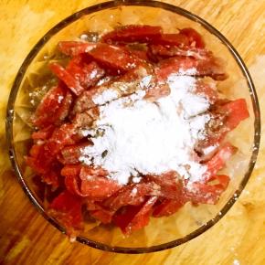 接下来说说酱香肉丝的制作过程，肉切丝，放入适量生抽，料酒，白胡椒及十三香，少许盐，淀粉抓匀腌制15分钟