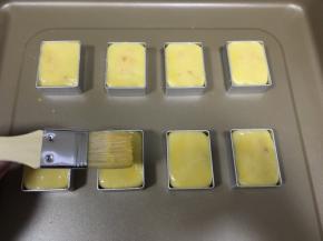 均匀刷上一层全蛋液