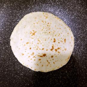 至两面上色后装盘即可，因为用来卷饼用所以表面没有刷油，可以表面刷油