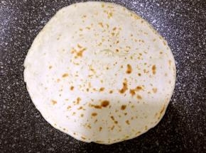 至两面上色后装盘即可，因为用来卷饼用所以表面没有刷油，可以表面刷油