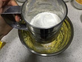低筋面粉过筛加入到打发好的黄油里
