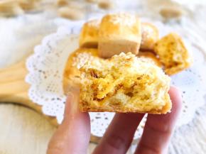 咬一口，哇哦！肉食爱好者的福利点心，酥到眉毛掉的外皮，一咬开拉丝的满嘴肉松，怎能不爱～