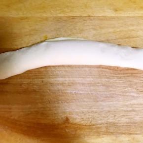 抹匀食用油后从一端卷起