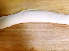 抹匀食用油后从一端卷起