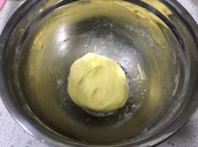 用刮刀翻拌均匀至无干面粉状态即可，不要过度揉