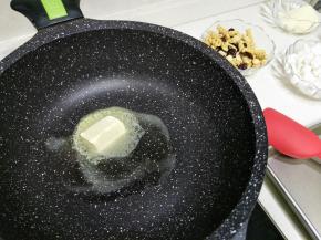 小火融化黄油到液态。