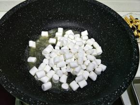 加入棉花糖，搅拌，需要守在锅旁。