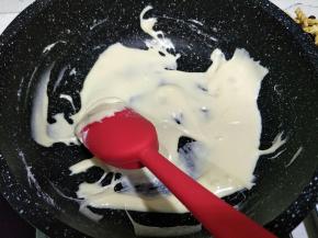 加入奶粉，搅拌到奶粉融入。想吃口感硬的可以多炒几十秒。