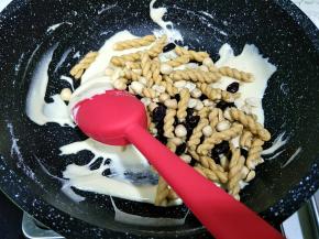 加入混合物，搅拌几下，尽量让糖包裹住。