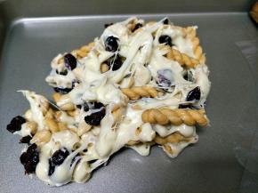 取出放入不沾烤盘。用手再尽量是的糖均匀包裹住固体。