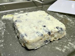 趁温热撒上奶粉。稍微压一压。底部，四周也都重复这个步骤。