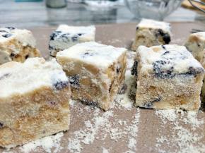 之后撒上奶粉。就可以享用咯。吃不完密封保存。