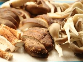 香菇切厚片，平菇撕小朵。