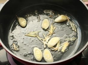 炒锅放油，下入葱段姜丝炒出香味。