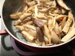 下入香菇和平菇炒软。