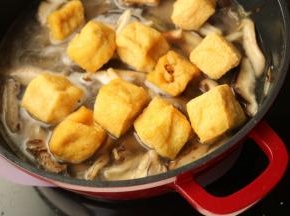再下入豆腐泡煮开。