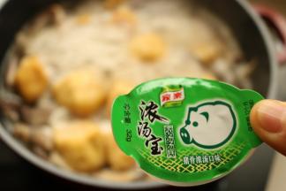 下入一个浓汤宝，再煮3分钟。