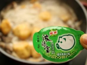 下入一个浓汤宝，再煮3分钟。