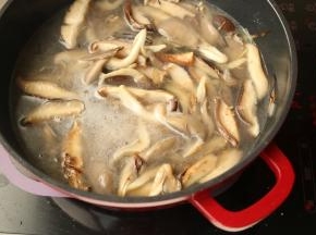 加适量清水煮开。