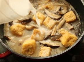 淋入少许水淀粉，再煮1分钟。