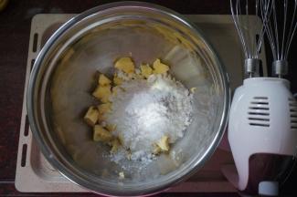 黄油切成小块，软化后放入全部糖粉，搅打至糖粉完全融合。