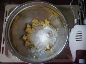 黄油切成小块，软化后放入全部糖粉，搅打至糖粉完全融合。