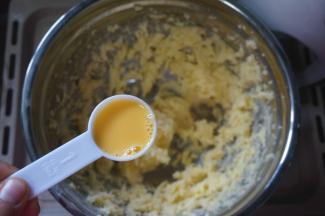 加入2大勺全蛋液（约30毫升），搅打至完全融合呈蓬松状态。